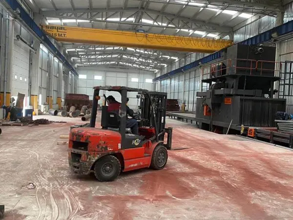 CED Final tesisindeki üretim alanı ve otomatik kumlama hattı